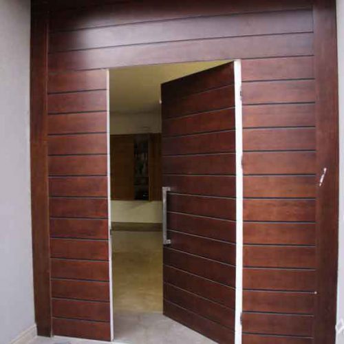 דלת כניסה בבית שנרכשה ביבוא מסין